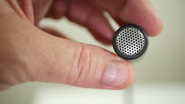 Close-up wazig beeld met een hand die de microfoon op het bureau zet in de juiste positie voor een openbare conferentie — Stockvideo