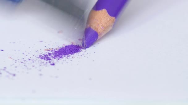 Une personne âgée taille un crayon de couleur — Video