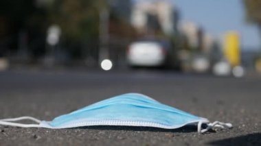 Tıbbi Yüz Maskesi Sokaklarda Kullanıldı ve Terk Edildi, Koronavirüs ile Tehlikeli Çöp Enfekte Edildi