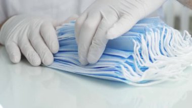 Doktor Eller Coronavirus Hastaları Hastanesi 'nde Yeni Koruyucu Maskelerle Bir Paketi Kontrol Ediyor