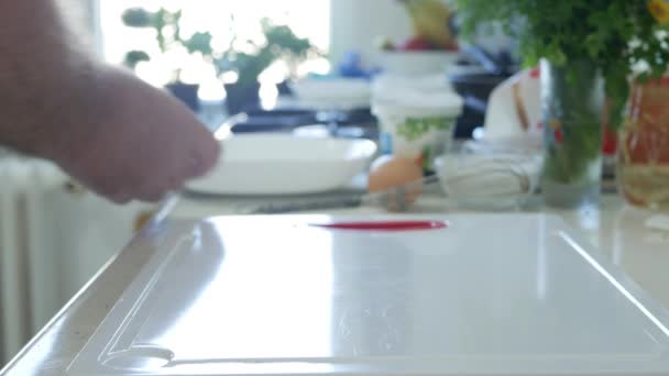Ruce kuchaře Položit talíř na kuchyňský pult Příprava na vaření — Stock video
