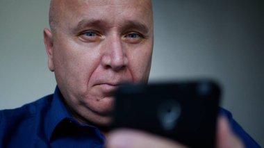 İş Adamı Cep Telefonu, Tek Kişilik Sosyal Medya Kullanarak Mesaj Yazıyor