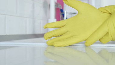 Kitchen Cleanse 'da kullanılan Koruyucu Sarı Ev Eldiveni Giyen Bir Elle Yakın Çekim Görüntüsü