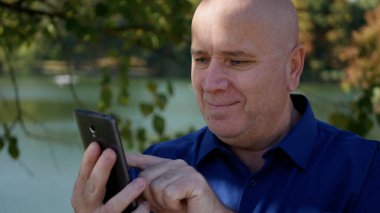 Sokakta Zeka Telefonu Kullanarak Mesaj Gönderen Bir Kişi Görüntü