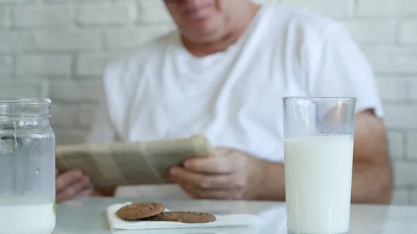 아침에 우유가 유리로 사진을 — 스톡 사진