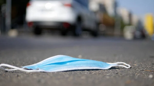 Medische Gezichtsmasker Gebruikt Verlaten Straat Gevaarlijke Vuilnis Geïnfecteerd — Stockfoto