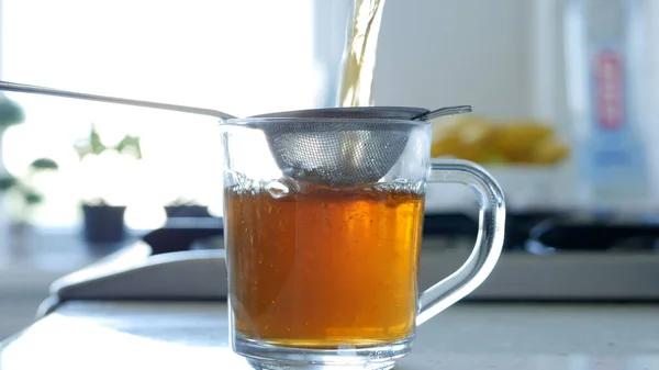Image Making Hot Aromatic Tea Χρησιμοποιώντας Ένα Στραγγιστήρι Και Φυσικά — Φωτογραφία Αρχείου