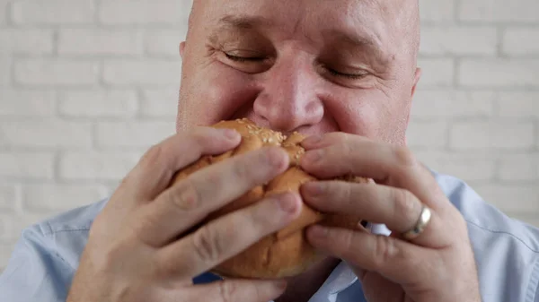 Голодный Человек Ест Вкусный Гамбургер Наслаждайтесь Вкусной Фаст Фуд — стоковое фото
