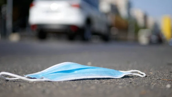 Maschera Facciale Medica Usata Abbandonata Strada Spazzatura Pericolosa Infetta Fotografia Stock