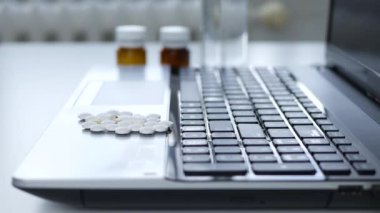 Coronavirus salgını nedeniyle sosyal tecrit altında olan kişi evden uzakta çalışıyor ve ilaçlarını alıyor.