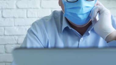 Ofis Odasında Maske ve Koruyucu Eldiven Giyen İşadamı Laptop İletişimi Kullanıyor