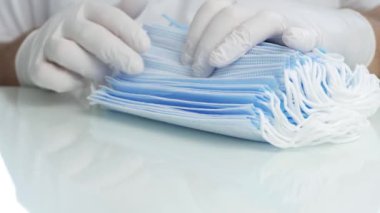 Coronavirus 'a yakalanan hastalar için yeni bir koruyucu maske paketini kontrol ediyorum.