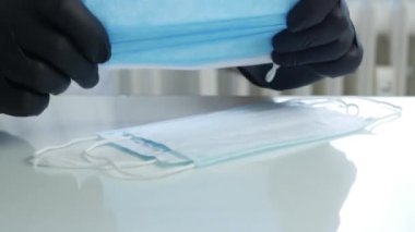 Siyah Eldiven Giyen Doktor Koruyucu Yüz Maskelerini Kontrol Et