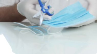 Doktor Eller Koruyucu Maskeleri Kesiyor ve Malzeme Kalitesini Denetliyor