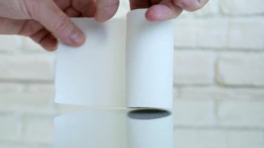 Tuvaletteki Bir Kişi 'nin Elleri Tuvalet kağıdını alıyor ve Kağıt rulosunu bitiriyor