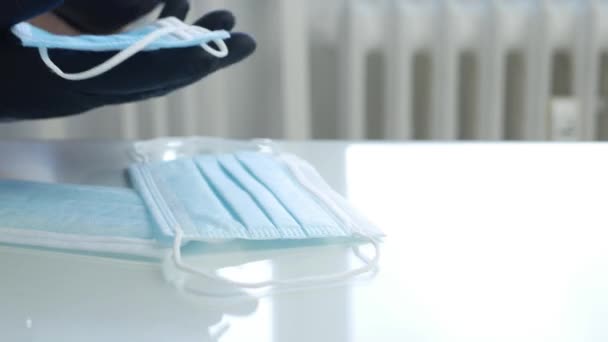 Neue Gesichtsschutzmasken auf dem Tisch im Krankenhauszimmer — Stockvideo