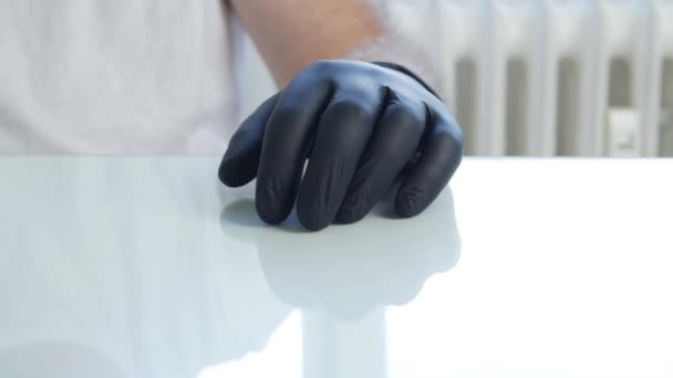 Médico impaciente en el hospital con guantes médicos protectores haciendo gestos de manos nerviosas sobre la mesa — Vídeos de Stock