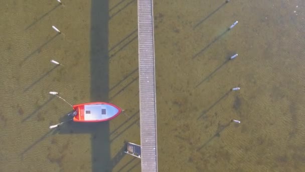 Letecký pohled na dřevěné molo s připojenou lodí — Stock video