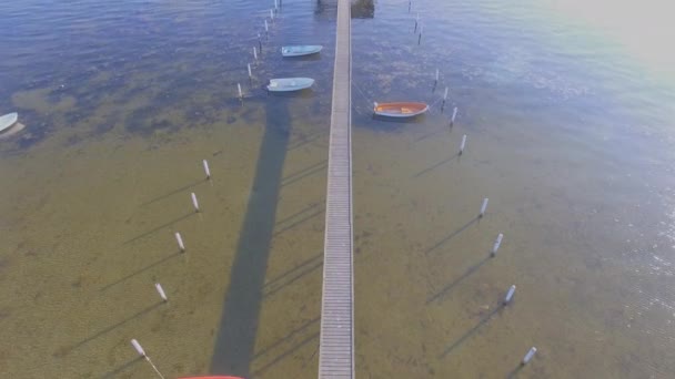 Luchtfoto van een houten pier met bijgevoegde boten — Stockvideo