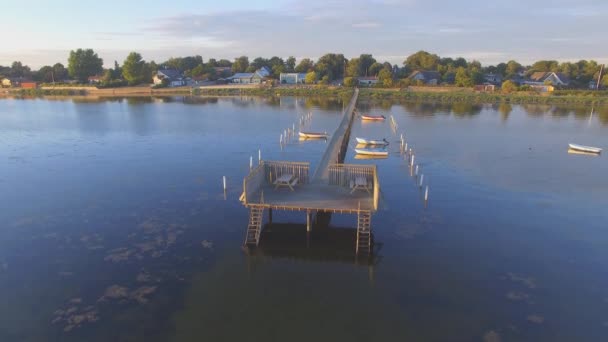 Letecký pohled na dřevěné molo s připojenou lodí — Stock video