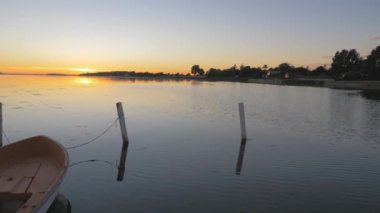 Denizde sallanan gemi geldi