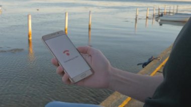 Smartphone üzerinde ahşap bir iskele WiFi bağlanma