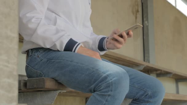 Hombre escribiendo en un teléfono inteligente — Vídeos de Stock