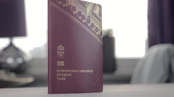 Паспорт ЕС Швеции вблизи — стоковое видео