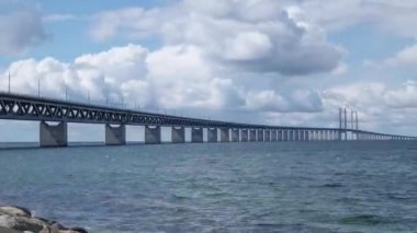Mavi gökyüzü ve beyaz bulutlar ile Timelapse Oresundsbron.