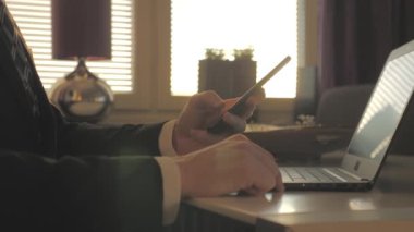 İşadamı akşam akıllı telefona yazarak