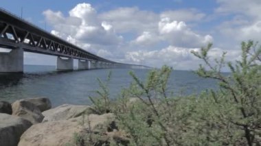 Oresundsbron mavi gökyüzü ve beyaz bulutlar ile
