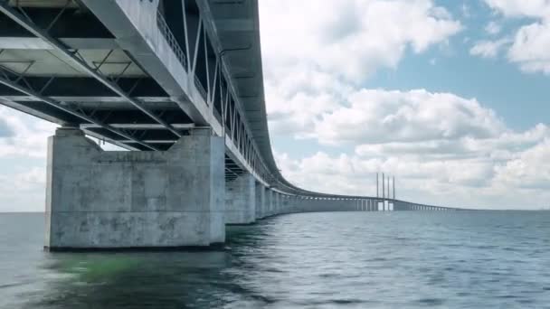 Timat Oresundsbron s modrou oblohou a bílými mraky. — Stock video