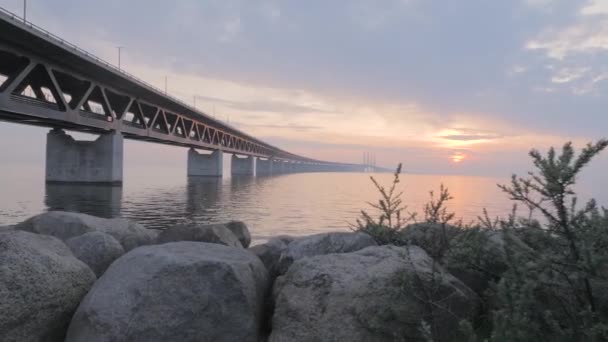 Gün batımında Oresundsbron. — Stok video
