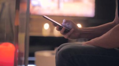 Adam sms manifatura app smartphone kullanarak