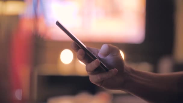 Man sms-berichten met behulp van de app op smartphone — Stockvideo