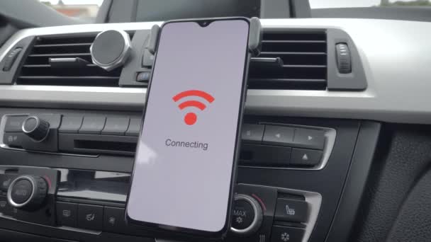 Teléfono inteligente se conecta a wifi en el coche — Vídeo de stock