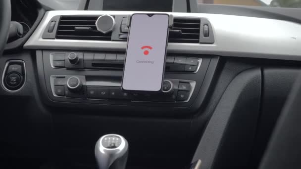 Смартфон подключается к Wi-Fi в машине — стоковое видео