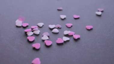 Sevgililer Günü kalp şeklinde şeker düşen ve sıçrayan