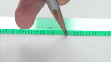 Ahşap kalem ve cetvel ile düz bir çizgi çizen sanatçıların yakın çekim