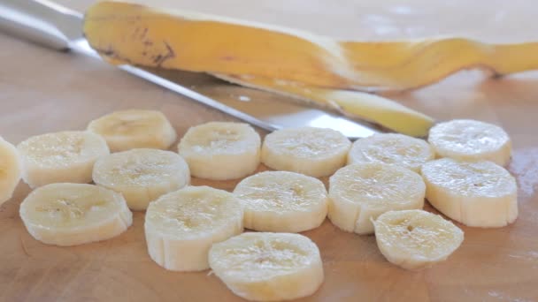 Gros plan de tranches de banane sur une planche à découper — Video