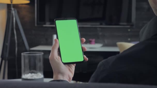 Pantalla verde - Hombre sosteniendo un teléfono inteligente. Sobre la vista del hombro . — Vídeo de stock