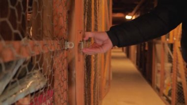 adam bir depolama odası bir kombinasyon kilidi kilitler