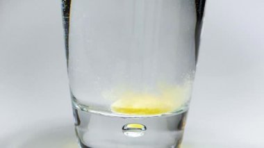 Efervesan tablet su bardağına düşen