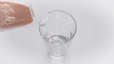 içme bardağına çikolatalı süt dökme