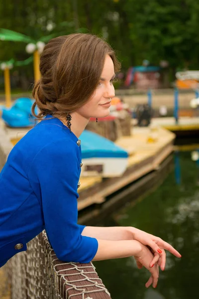 Επιχειρηματικό κορίτσι με μπλε φόρεμα ανυπομονεί για το πάρκο. — Φωτογραφία Αρχείου