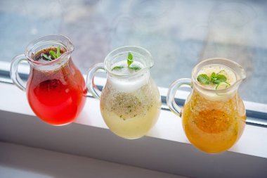 Cam sürahide üç farklı renkte limonata.