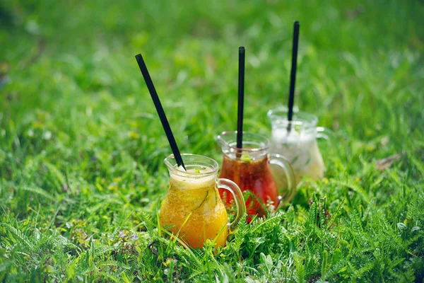 Siyah pipetli cam sürahide limonata.