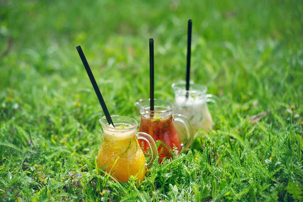 Siyah pipetli cam sürahide limonata.