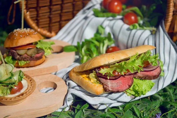 Güneşli bir günde piknik sırasında jambonlu sandviç..