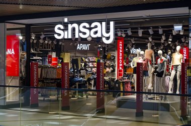 Riga, Letonya - 20 Temmuz 2020 Sinsay İşareti. Şirket tabelası Sinsay.